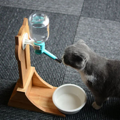 Wasserspender für Katzen und Hunde – Automatischer Trinker mit Flasche und Holzständer