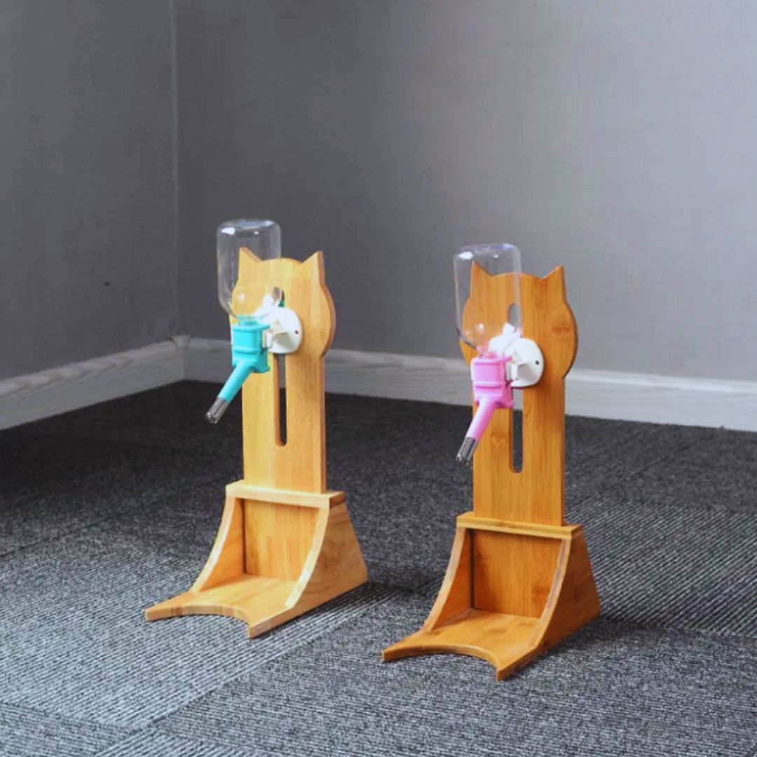 Wasserspender für Katzen und Hunde – Automatischer Trinker mit Flasche und Holzständer