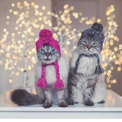Strickmütze für Haustiere mit Pompon und Zopftasseln in Pink