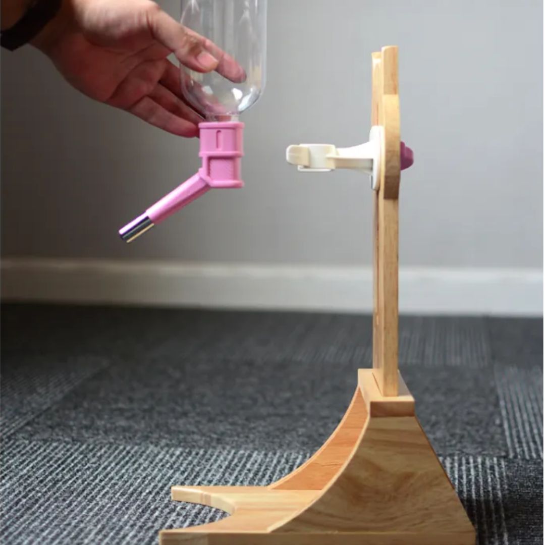 Wasserspender für Katzen und Hunde – Automatischer Trinker mit Flasche und Holzständer