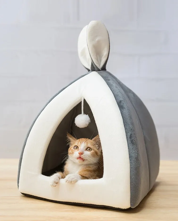 Kuschelig  gemütlich – Weiches Katzenbett in Höhlenform mit Spielball