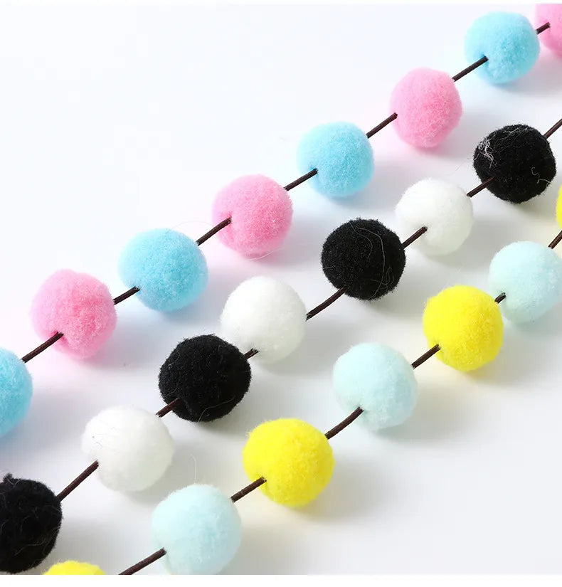Interaktives Katzenspielzeug mit Pompons und Federn – Spielangel für Katzen